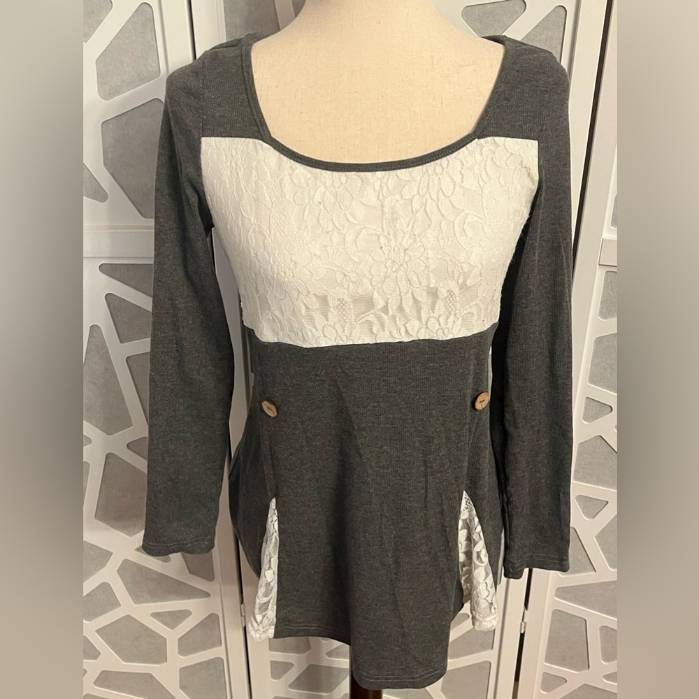 NoraCora Women’s Boutique Style Grey & White Lacey Tunic, Size Small. (4/6)